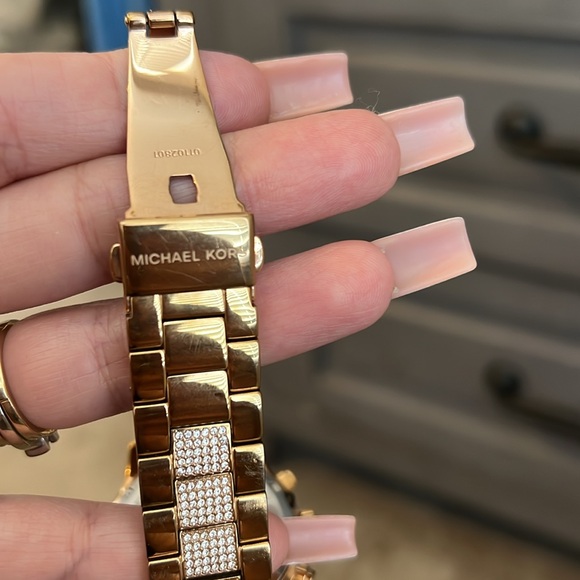 Michael Kors rose gold watch - Picture 7 of 10